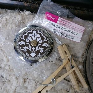 Thirty One Mirrored Compact